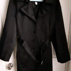 Women's black trenchcoat size 18/20 from dressbarn